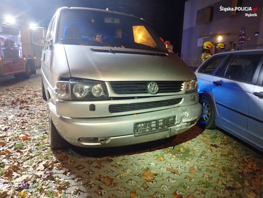 Kierowca z Ukrainy mając 3,5 promila uderzył w zaparkowane auta.  Podróżował z półrocznym dzieckiem - galeria