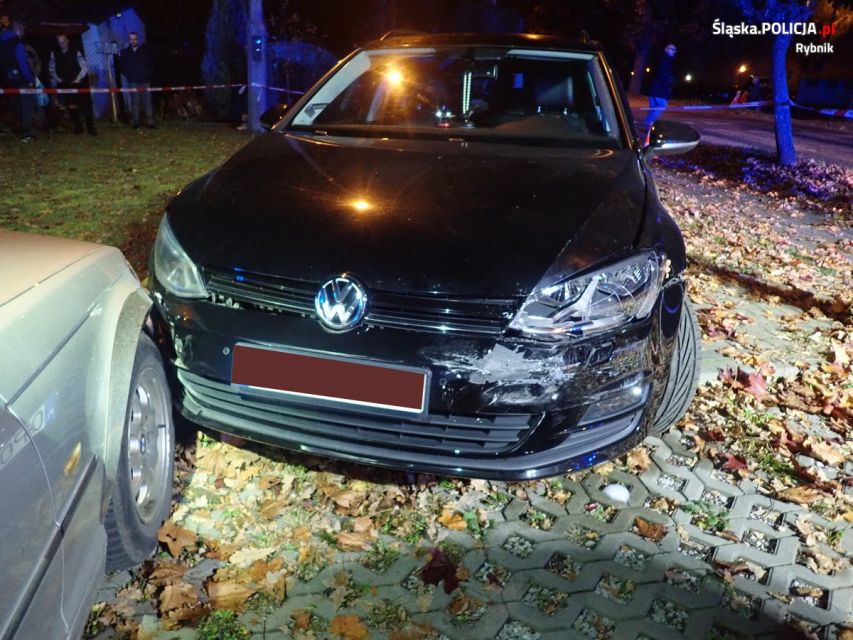 Kierowca z Ukrainy mając 3,5 promila uderzył w zaparkowane auta.  Podróżował z półrocznym dzieckiem - galeria