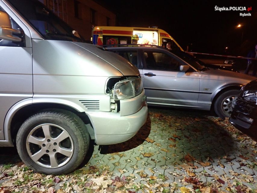 Kierowca z Ukrainy mając 3,5 promila uderzył w zaparkowane auta.  Podróżował z półrocznym dzieckiem - galeria