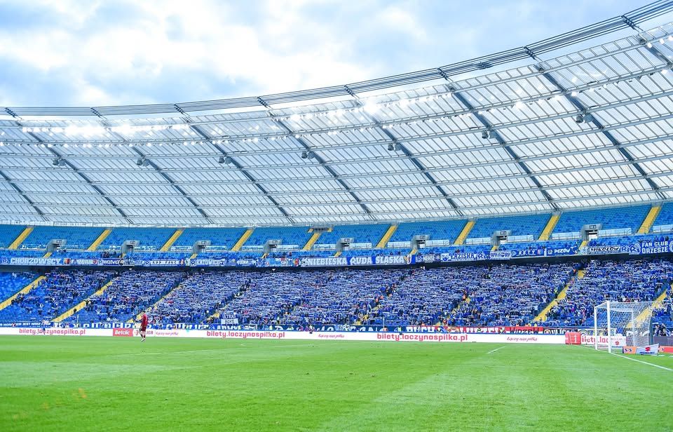 Kopiowanie i rozpowszechnianie zdjęć bez zgody autora zabronione. 16. kolejki Betclic 1 Ligi: Ruch Chorzów - Miedź Legnica - galeria