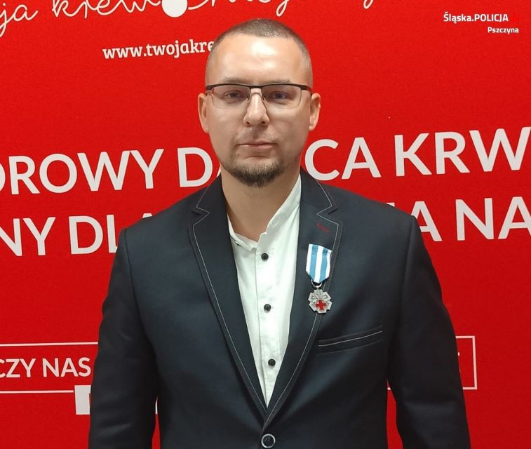 Policjant z Pszczyny odznaczony odznaką Honorowego Dawcy Krwi. Oddał w sumie ponad 30 l krwi! - galeria