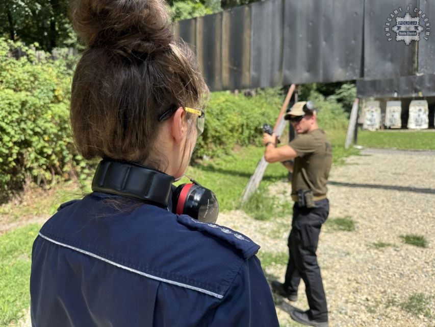 Rudzcy policjanci doskonalą umiejętności strzeleckie w trudnych warunkach - galeria