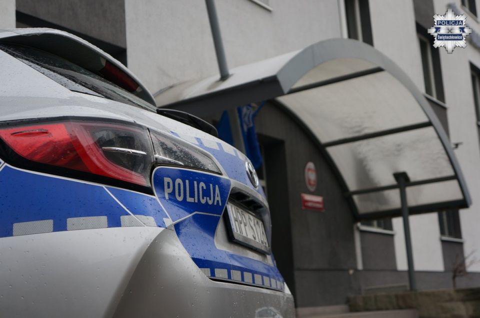 Kopiowanie i rozpowszechnianie zdjęć bez zgody autora zabronione. 52-latka dobrowolnie zgłosiła się na policję po pół roku ukrywania się przed wymiarem sprawiedliwości - galeria