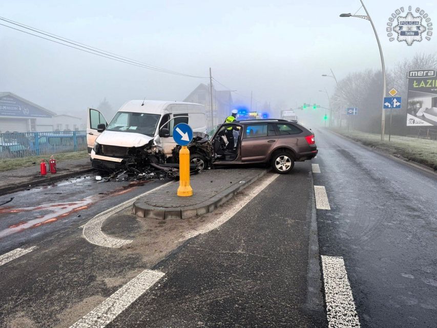 Zderzenie skody z busem w Tychach – 5 osób rannych [FOTO] - galeria