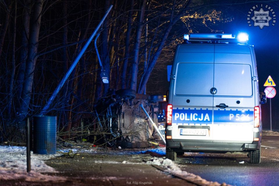 Śmiertelny wypadek w Zabrzu! Kierowca opla zmarł po zderzeniu z drzewem - galeria