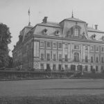 Pszczyna: Pałac i park książąt pszczyńskich - Widok fasady (1918-1930)//fot. NAC