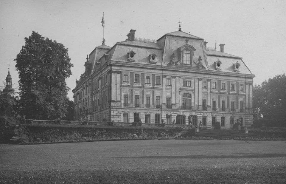 Pszczyna: Pałac i park książąt pszczyńskich - Widok fasady (1918-1930)//fot. NAC
