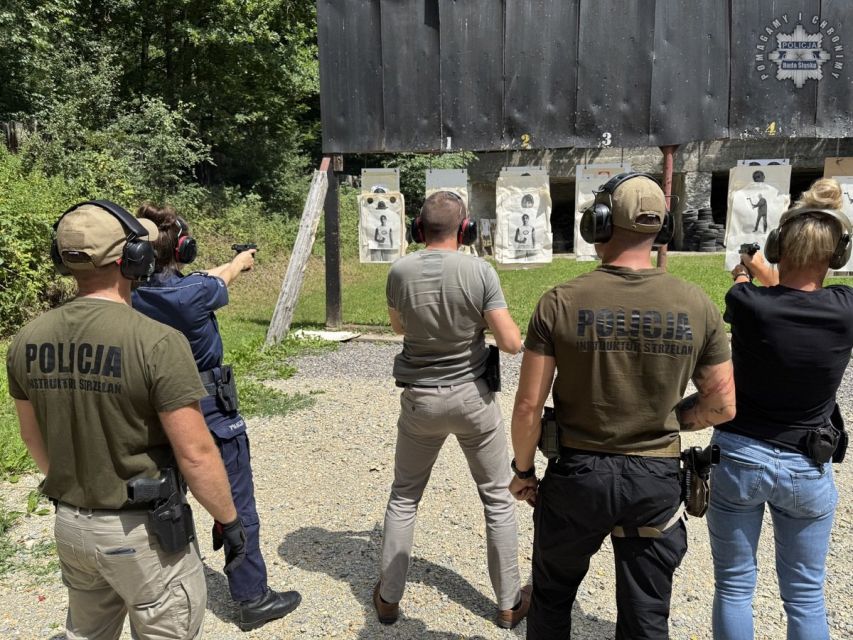 Rudzcy policjanci doskonalą umiejętności strzeleckie w trudnych warunkach - galeria