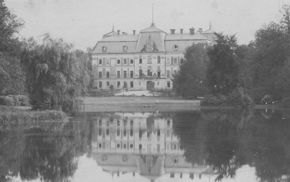 Pszczyna: Zamek w Pszczynie - Widok fasady od strony stawu (1918-1934)/fot. NAC