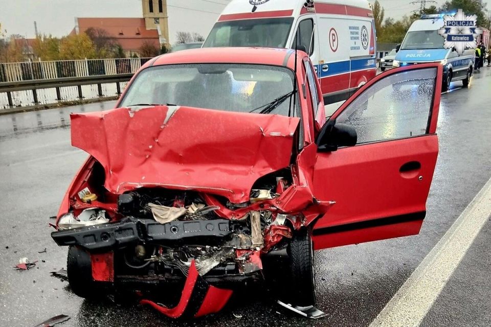 Kopiowanie i rozpowszechnianie zdjęć bez zgody autora zabronione. Groźny karambol na Alei Roździeńskiego – policja apeluje o ostrożność - galeria