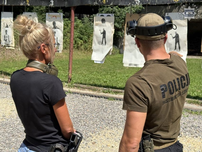 Rudzcy policjanci doskonalą umiejętności strzeleckie w trudnych warunkach - galeria
