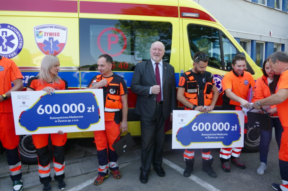 Czeki na zakup ambulansów w województwie śląskim. Przekazano także inne sprzęty medyczne - galeria