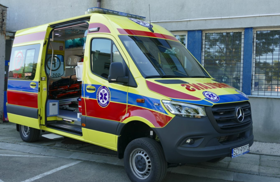 Czeki na zakup ambulansów w województwie śląskim. Przekazano także inne sprzęty medyczne - galeria