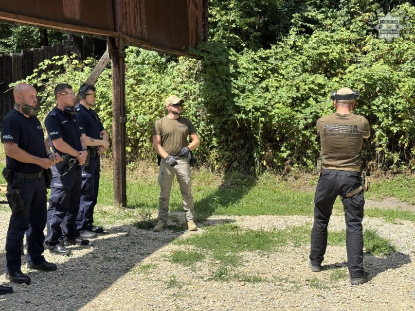 Rudzcy policjanci doskonalą umiejętności strzeleckie w trudnych warunkach - galeria