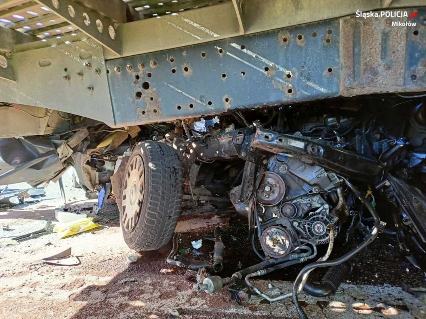 Dramatyczny wypadek na DK 81. Osobówka wbiła się w tył ciężarówki [FOTO] - galeria