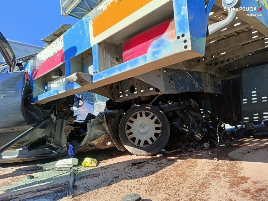 Dramatyczny wypadek na DK 81. Osobówka wbiła się w tył ciężarówki [FOTO] - galeria