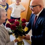 Mieszkanka Chorzowa obchodzi 101. rocznicę urodzin! Prezydent miasta złożył jej wizytę - galeria