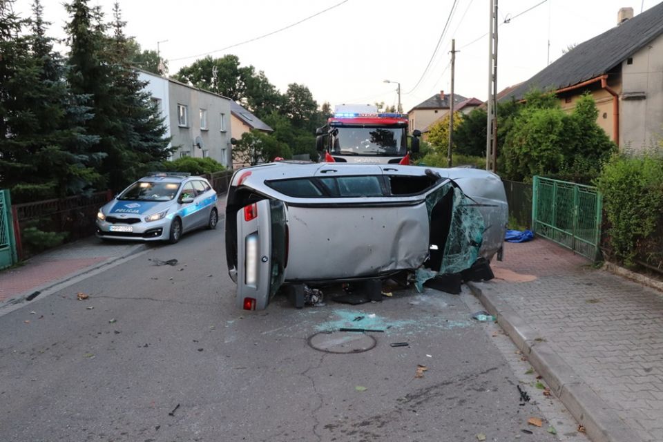 18-latek bez prawa jazdy dachował samochodem w Jaworznie. Mężczyzna miał prawie 3 promile alkoholu! - galeria