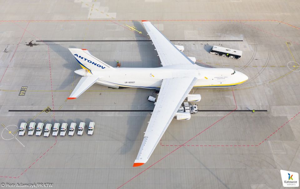 Gigantyczny Antonow wylądował na lotnisku w Pyrzowicach. Dostarczył pomoc dla Ukrainy - galeria
