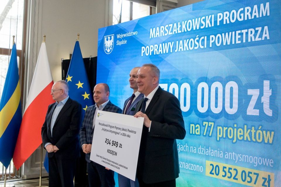 II edycja Marszałkowskiego Programu Poprawy Jakości Powietrza. Wręczono czeki na projekty - galeria