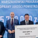 II edycja Marszałkowskiego Programu Poprawy Jakości Powietrza. Wręczono czeki na projekty - galeria