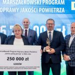 II edycja Marszałkowskiego Programu Poprawy Jakości Powietrza. Wręczono czeki na projekty - galeria