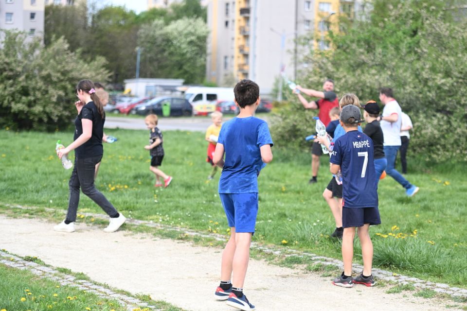 Śmigus-Dyngus w Chorzowie jak za dawnych lat! Wodne bitwy przyciągnęły tłumy - galeria