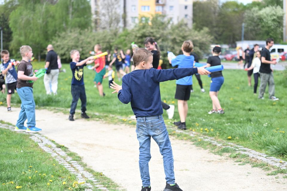 Śmigus-Dyngus w Chorzowie jak za dawnych lat! Wodne bitwy przyciągnęły tłumy - galeria