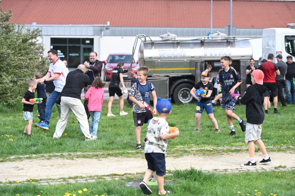Śmigus-Dyngus w Chorzowie jak za dawnych lat! Wodne bitwy przyciągnęły tłumy - galeria