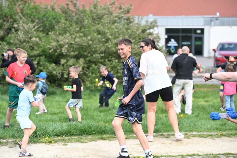 Śmigus-Dyngus w Chorzowie jak za dawnych lat! Wodne bitwy przyciągnęły tłumy - galeria
