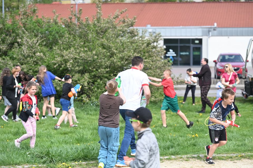 Śmigus-Dyngus w Chorzowie jak za dawnych lat! Wodne bitwy przyciągnęły tłumy - galeria