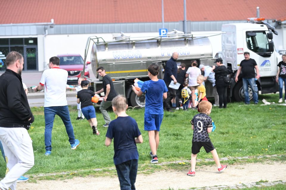 Śmigus-Dyngus w Chorzowie jak za dawnych lat! Wodne bitwy przyciągnęły tłumy - galeria