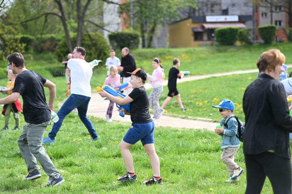 Śmigus-Dyngus w Chorzowie jak za dawnych lat! Wodne bitwy przyciągnęły tłumy - galeria