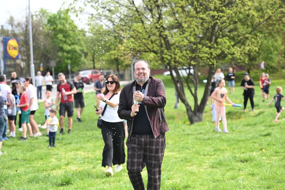 Śmigus-Dyngus w Chorzowie jak za dawnych lat! Wodne bitwy przyciągnęły tłumy - galeria
