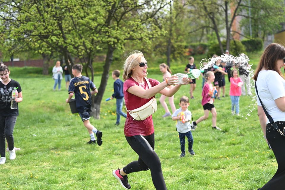 Śmigus-Dyngus w Chorzowie jak za dawnych lat! Wodne bitwy przyciągnęły tłumy - galeria