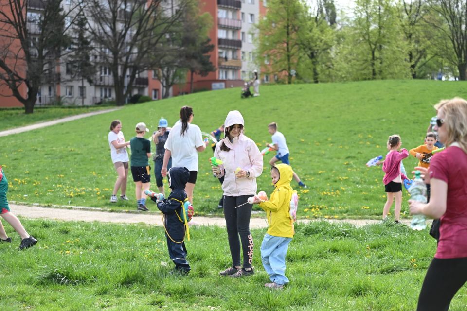 Śmigus-Dyngus w Chorzowie jak za dawnych lat! Wodne bitwy przyciągnęły tłumy - galeria