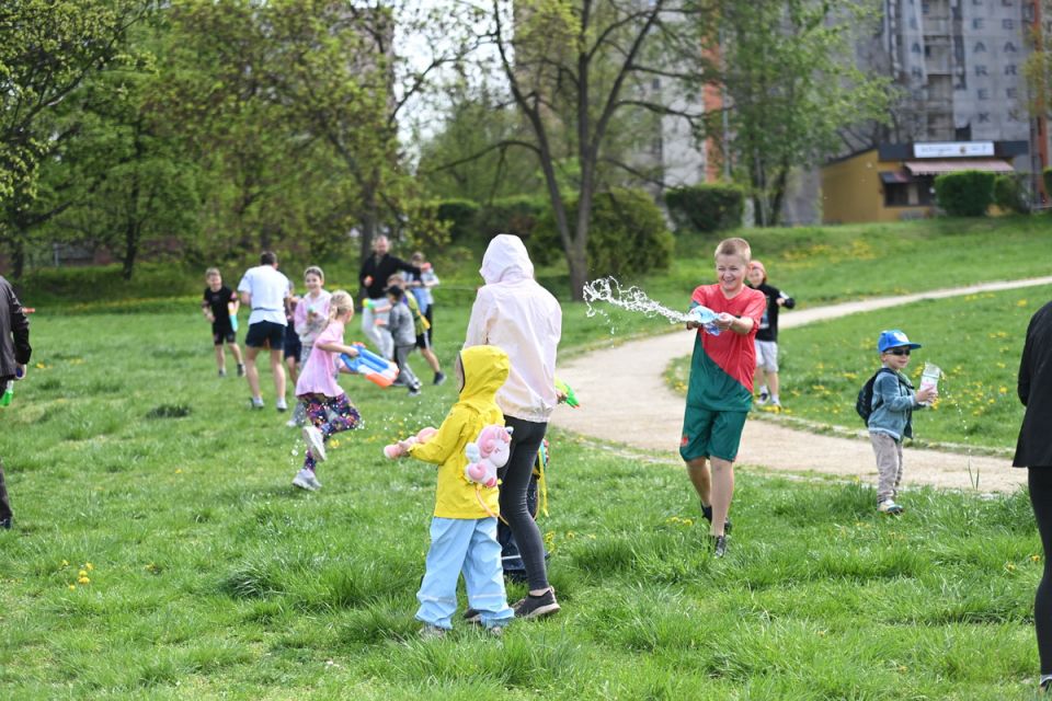 Śmigus-Dyngus w Chorzowie jak za dawnych lat! Wodne bitwy przyciągnęły tłumy - galeria