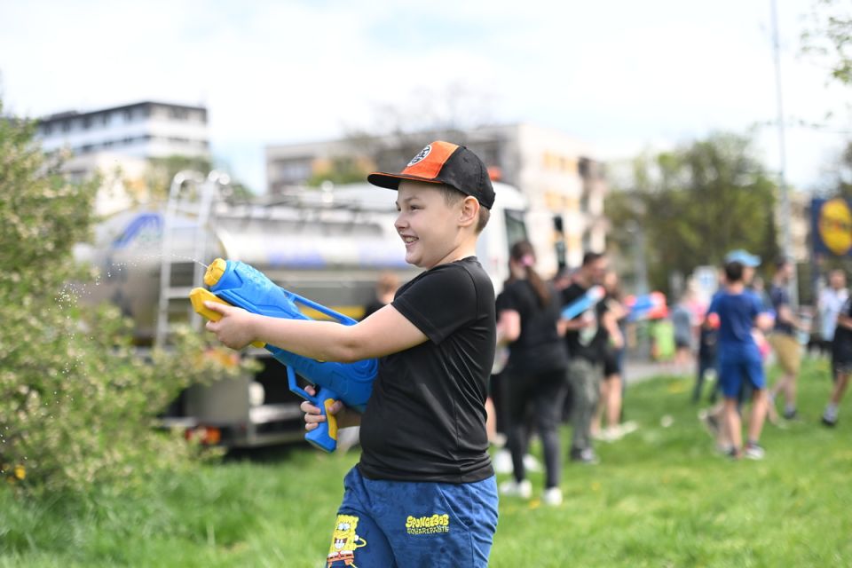Śmigus-Dyngus w Chorzowie jak za dawnych lat! Wodne bitwy przyciągnęły tłumy - galeria