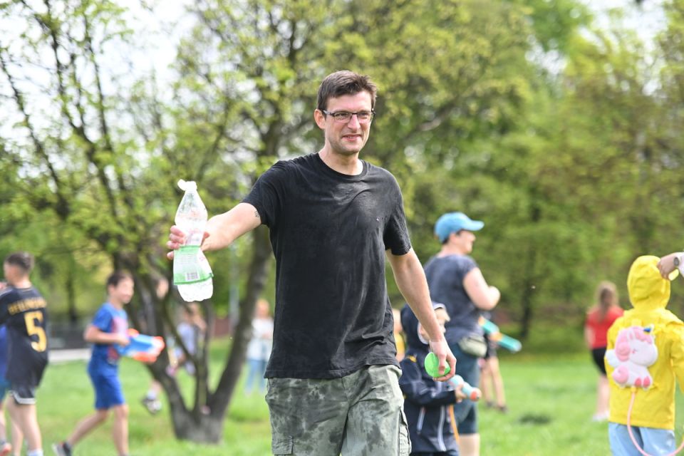 Śmigus-Dyngus w Chorzowie jak za dawnych lat! Wodne bitwy przyciągnęły tłumy - galeria