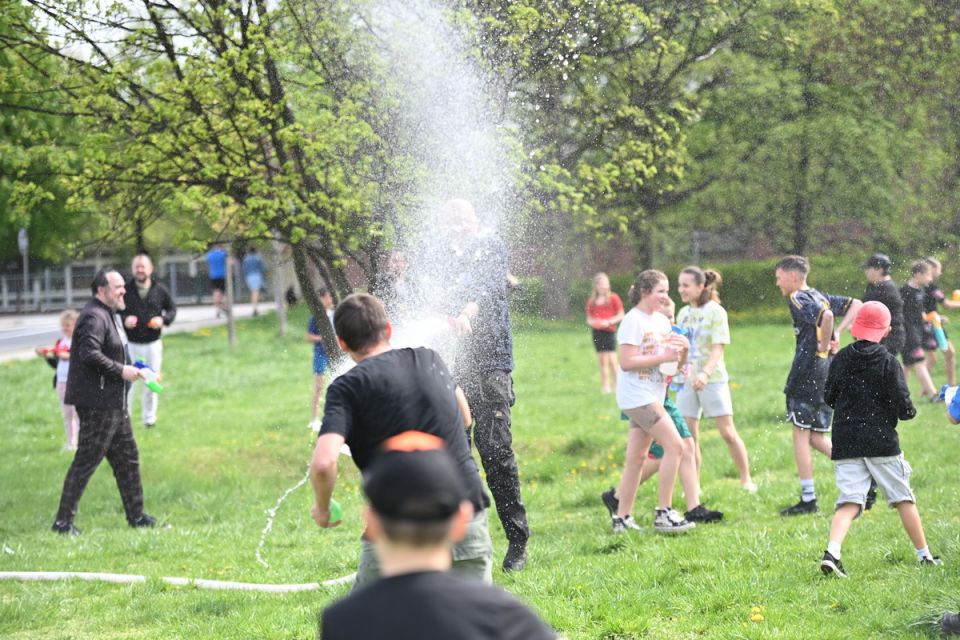 Śmigus-Dyngus w Chorzowie jak za dawnych lat! Wodne bitwy przyciągnęły tłumy - galeria