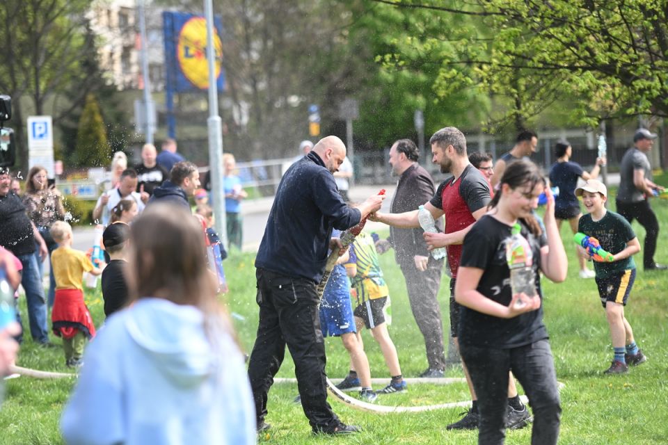 Śmigus-Dyngus w Chorzowie jak za dawnych lat! Wodne bitwy przyciągnęły tłumy - galeria