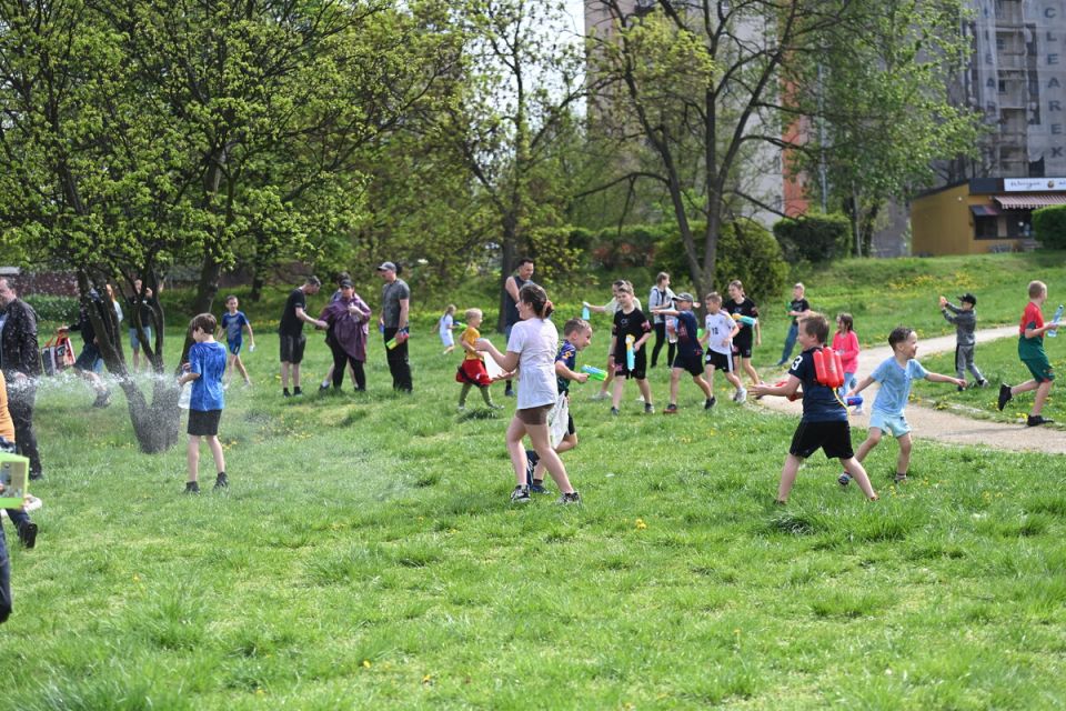 Śmigus-Dyngus w Chorzowie jak za dawnych lat! Wodne bitwy przyciągnęły tłumy - galeria
