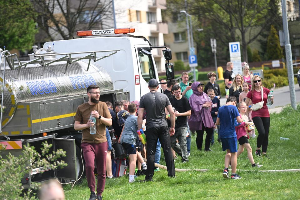 Śmigus-Dyngus w Chorzowie jak za dawnych lat! Wodne bitwy przyciągnęły tłumy - galeria