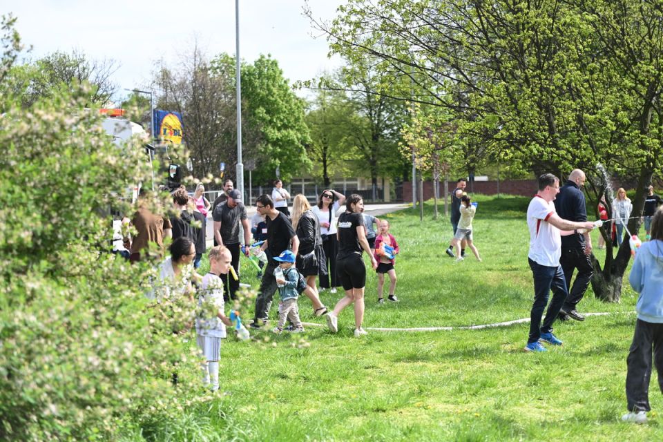 Śmigus-Dyngus w Chorzowie jak za dawnych lat! Wodne bitwy przyciągnęły tłumy - galeria