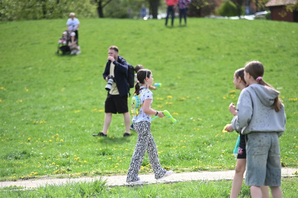 Śmigus-Dyngus w Chorzowie jak za dawnych lat! Wodne bitwy przyciągnęły tłumy - galeria
