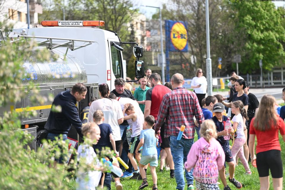 Śmigus-Dyngus w Chorzowie jak za dawnych lat! Wodne bitwy przyciągnęły tłumy - galeria