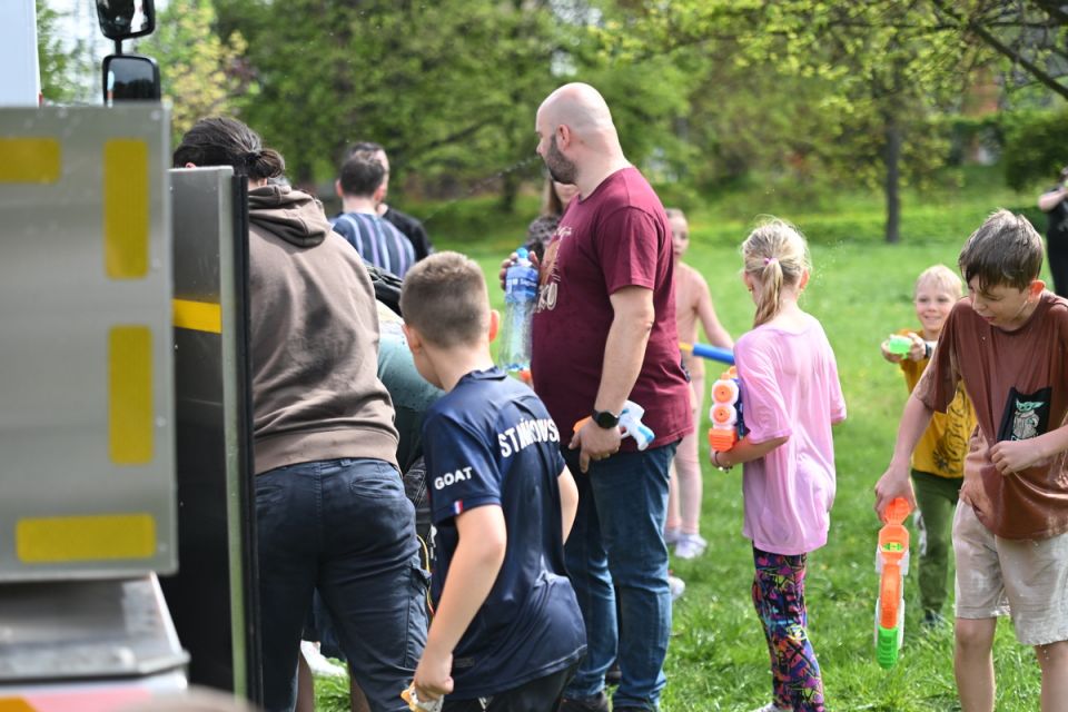 Śmigus-Dyngus w Chorzowie jak za dawnych lat! Wodne bitwy przyciągnęły tłumy - galeria