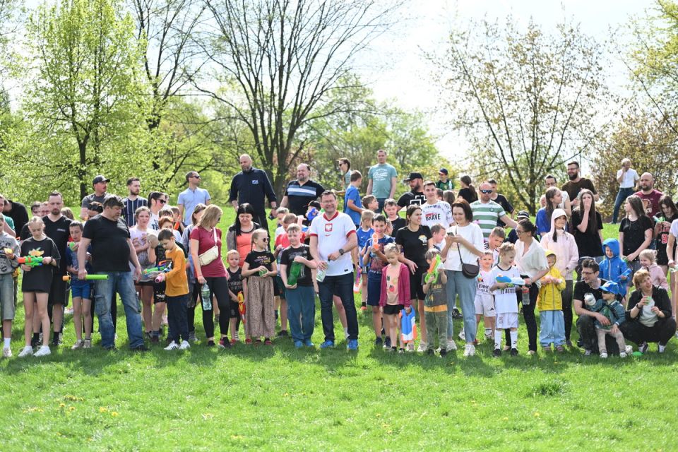 Śmigus-Dyngus w Chorzowie jak za dawnych lat! Wodne bitwy przyciągnęły tłumy - galeria