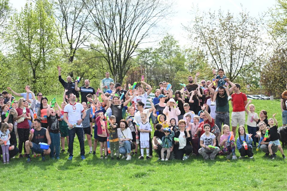 Śmigus-Dyngus w Chorzowie jak za dawnych lat! Wodne bitwy przyciągnęły tłumy - galeria