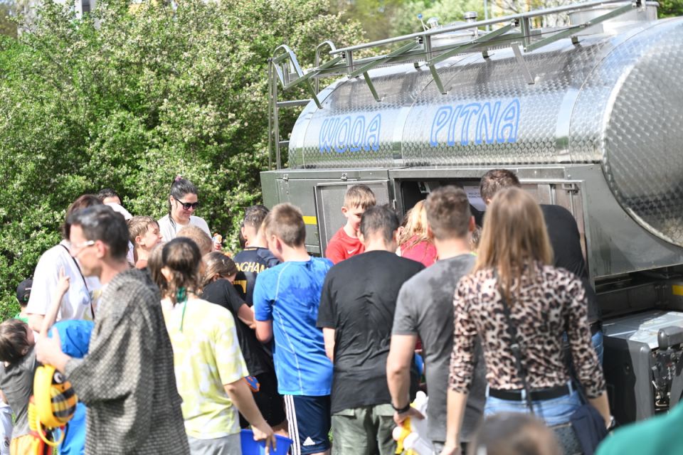 Śmigus-Dyngus w Chorzowie jak za dawnych lat! Wodne bitwy przyciągnęły tłumy - galeria